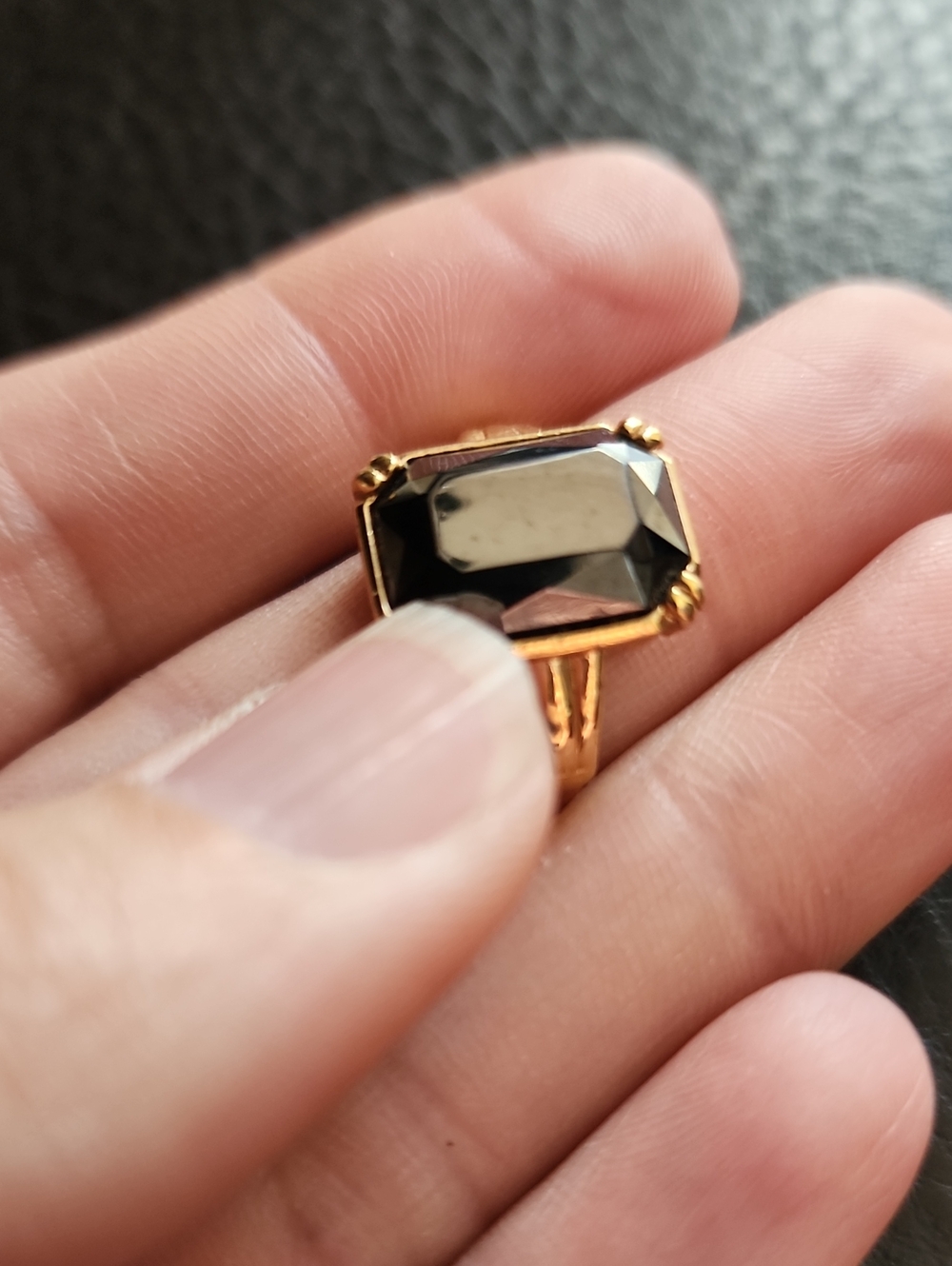 VTG Avon Gold Tone Ring with Large Black Rectangular Stone- Size 7.5 - Picture 4 of 9